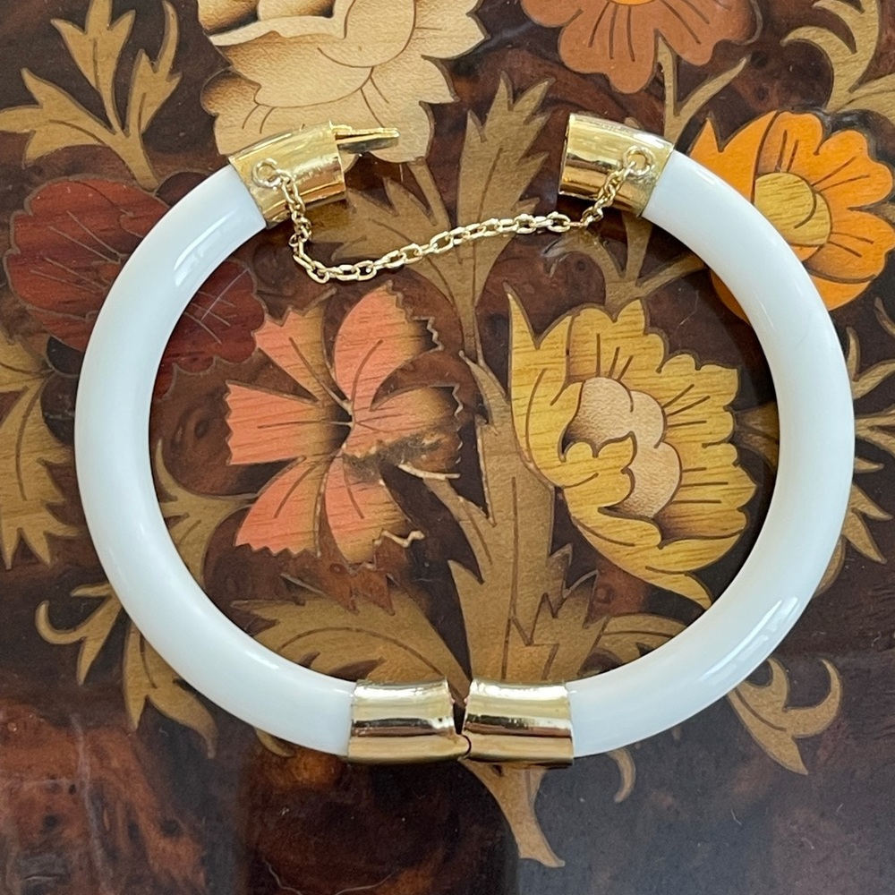 Rare white Peking glass gold tone hinged bangle - Picture 11 of 12
